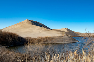 Bruneau Dunes by the lake